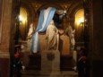 O mausoléu do herói libertador argentino San Martín no interior da Catedral Metropolitana de Buenos Aires.