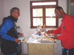 Valdir e o Guia Edinho preparando o café na Pousada Cantagalo no Vale do Capão. 