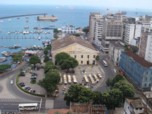 Vista da Bahia de Todos os Santos, com o Mercado Modelo ao fundo.