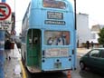 O city tour em Ushuaia é feito nesse autêntico ônibus inglês.