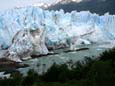 O Glaciar Perito Moreno, fotografado das passarelas de observação dentro do Parque Nacional.