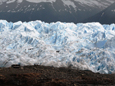 As pessoas ficam pequeninas na imensidão do Glaciar Perito Moreno.